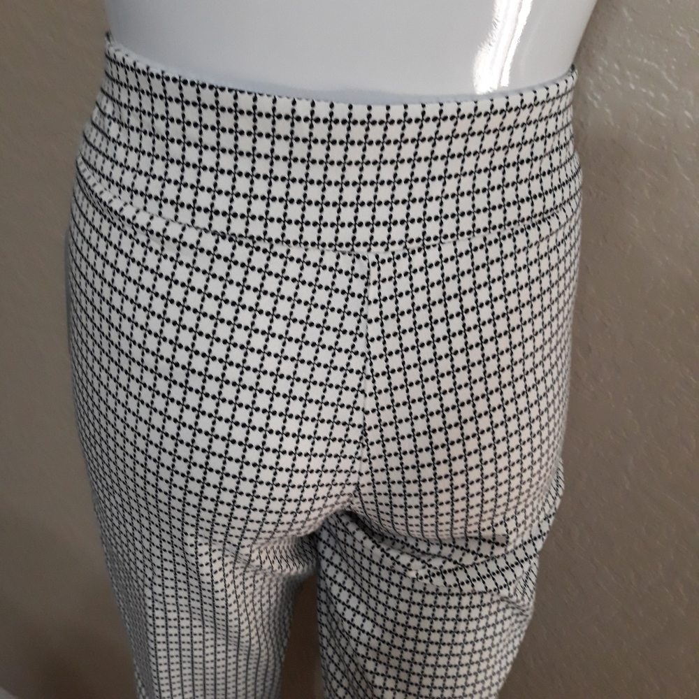 Courtenay Capris Leggings NWT